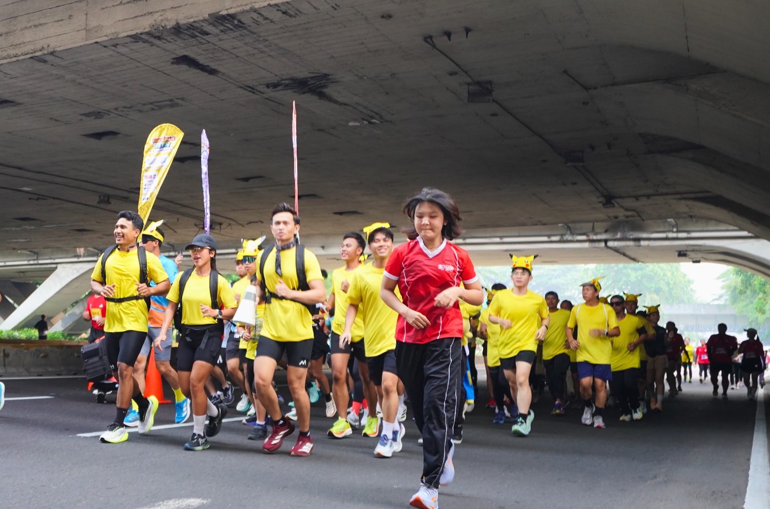 Peserta berlari bersama dalam Community Run