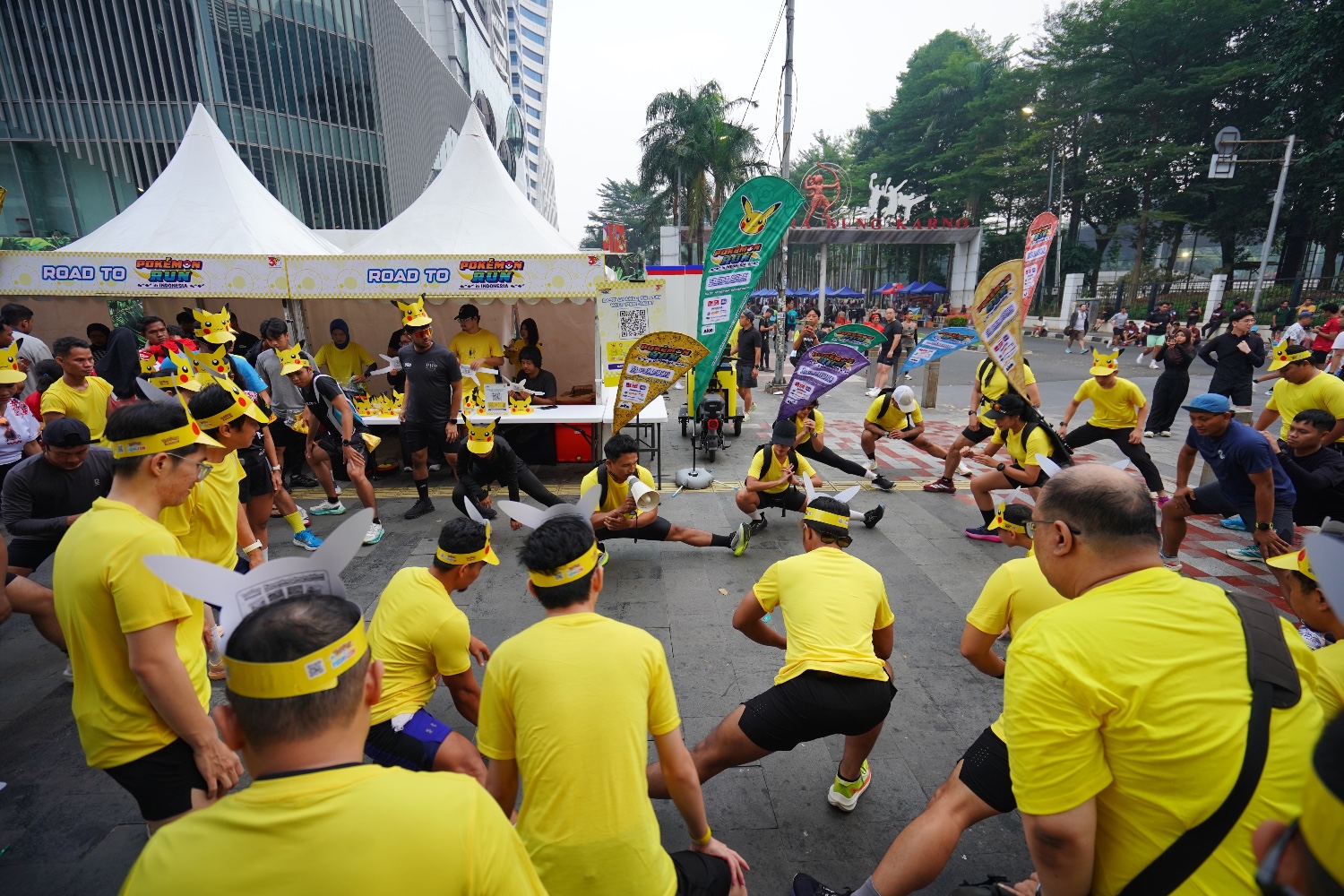 Peserta melakukan pemanasan sebelum Community Run
